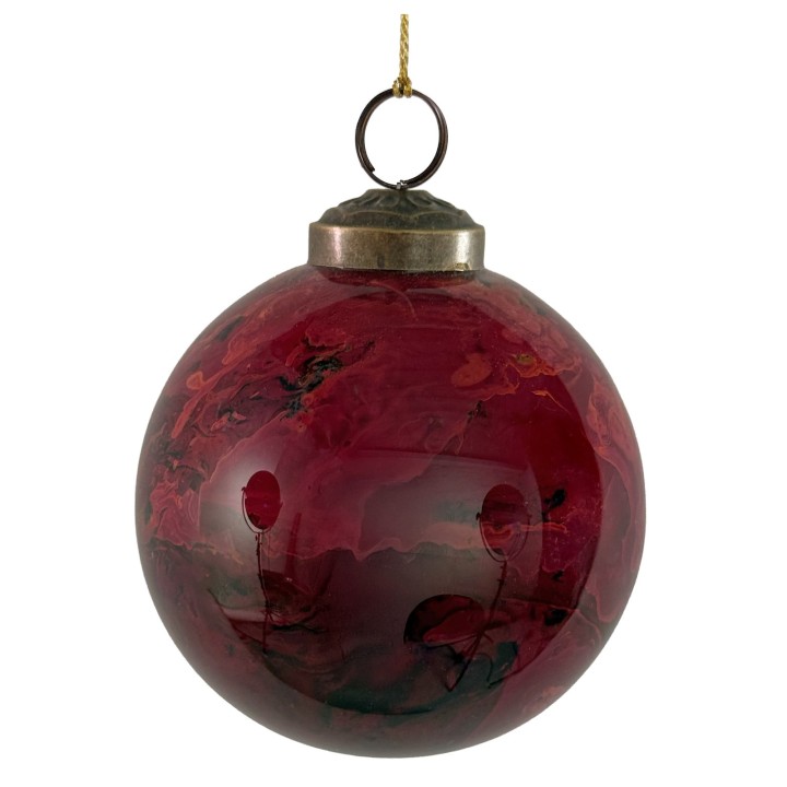 Boule en verre rouge marbré, avec un motif évoquant des fleurs et un support en métal.