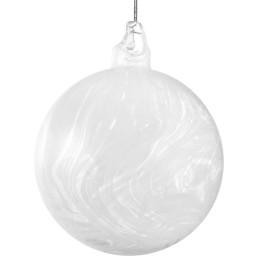 Boules en verre transparent, aux nuances blanches et marbrées, suspendues délicatement.