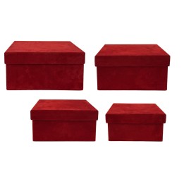 Quatre boîtes en velours rouge, de tailles variées, avec des couvercles assortis.
