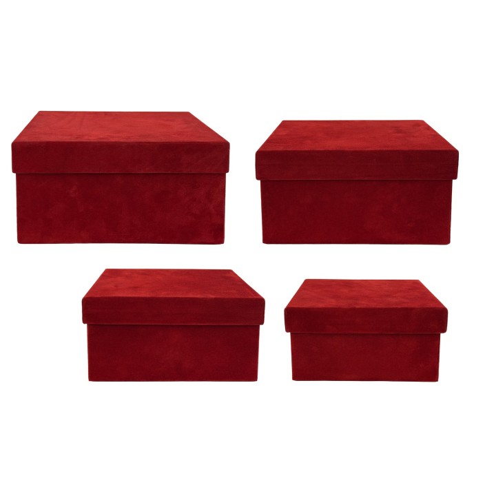 Quatre boîtes en velours rouge, de tailles variées, avec des couvercles assortis.