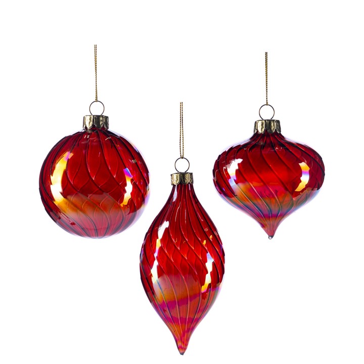 Boules de Noël en verre rouge brillant, aux formes variées et reflets dorés.