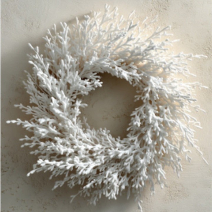 Couronne blanche délicate en branches, évoquant un paysage hivernal serein.