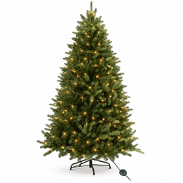 Sapin artificiel vert, illuminé de petites lumières, sur support noir.