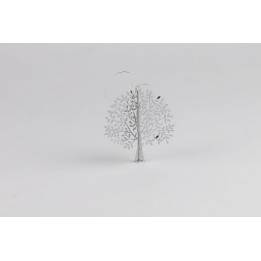 Arbre en métal découpé, délicat, aux détails floraux, sur fond neutre.