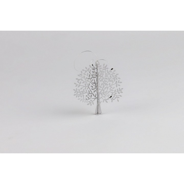 Arbre en métal découpé, délicat, aux détails floraux, sur fond neutre.