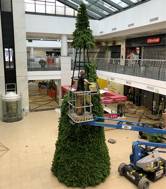 Installation d'un sapin de Noël extérieur pour centre commercial