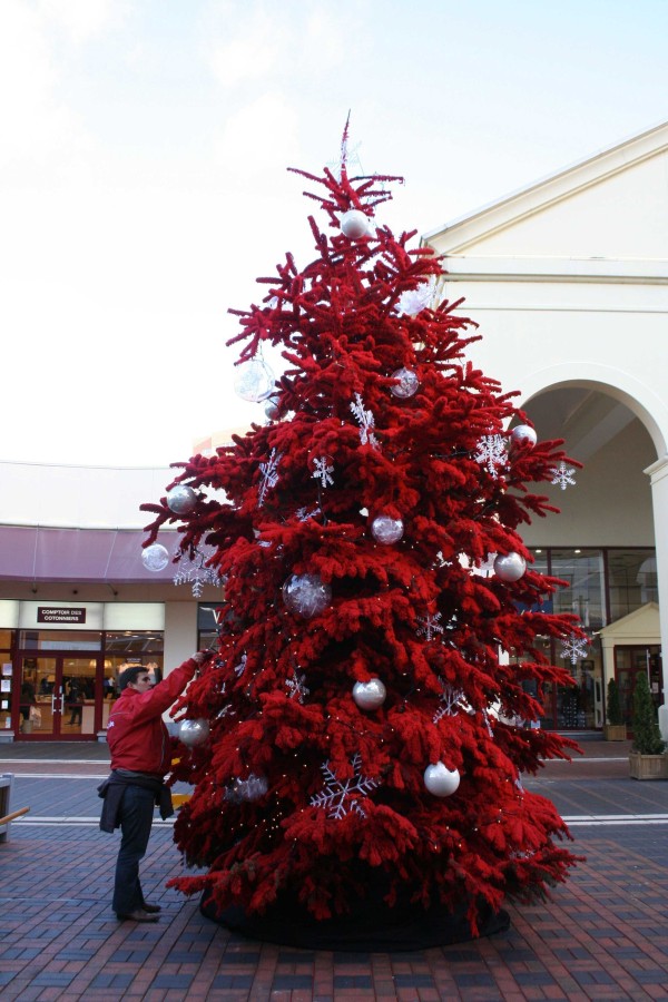 Sapin de Noël festif dans scène hivernale des fêtes