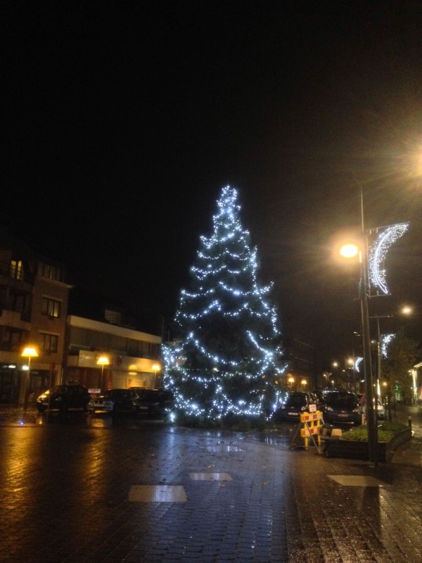 Sapin de Noël illuminé spectaculaire dans lieu commercial