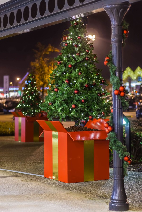 Sapin de Noël décoré avec des cadeaux